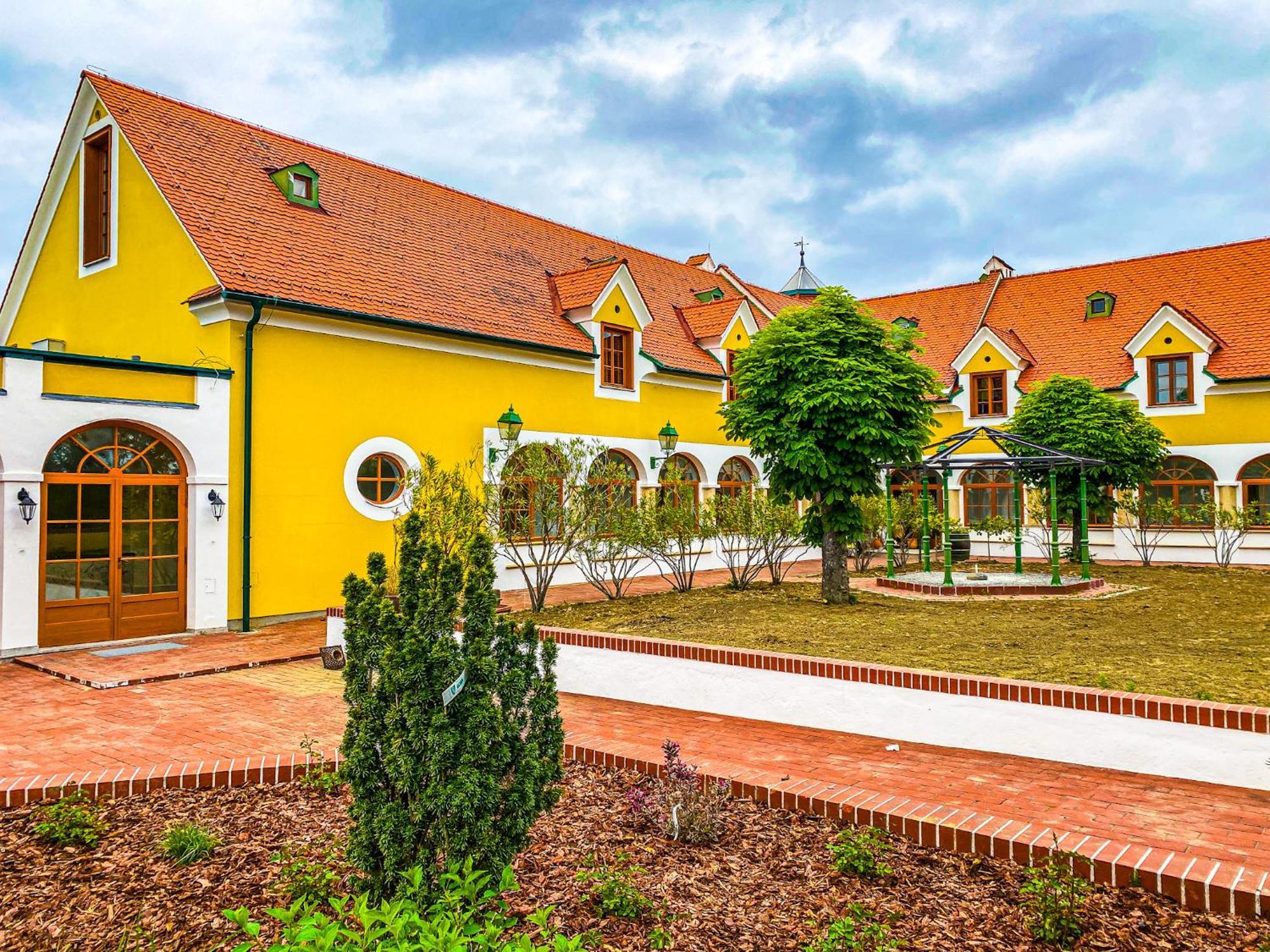 Hotel Roemerstein Лойперсдорф-бай-Фюрстенфельд Экстерьер фото