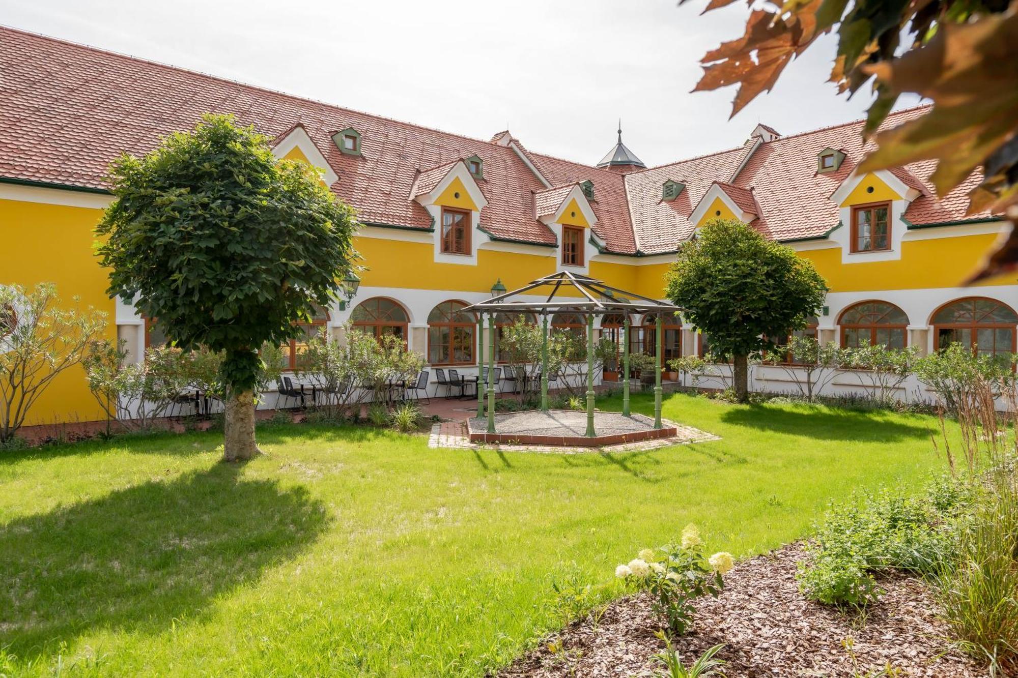 Hotel Roemerstein Лойперсдорф-бай-Фюрстенфельд Экстерьер фото