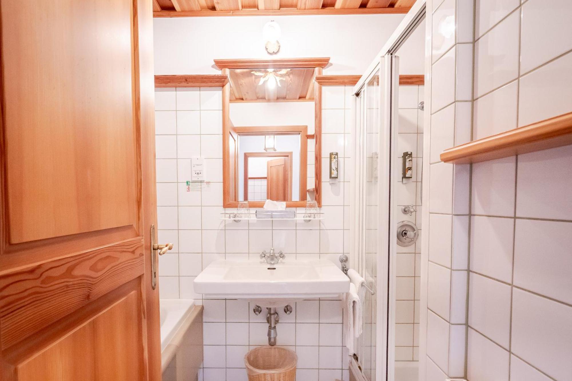 Hotel Roemerstein Лойперсдорф-бай-Фюрстенфельд Экстерьер фото