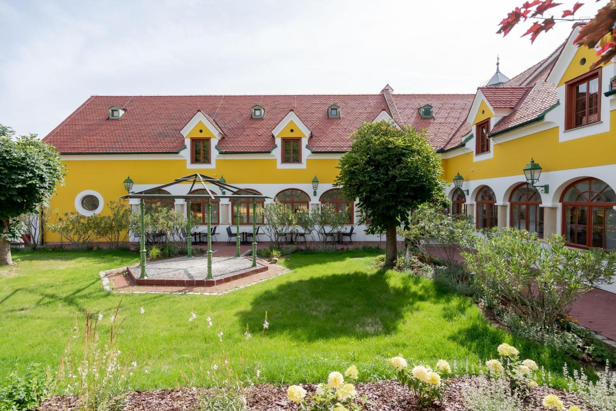 Hotel Roemerstein Лойперсдорф-бай-Фюрстенфельд Экстерьер фото